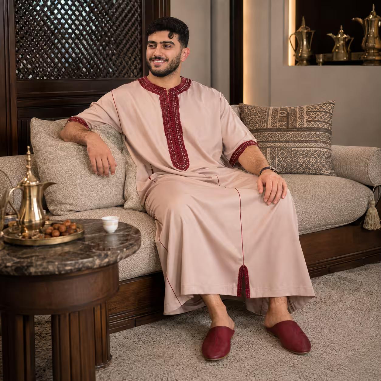 رجل يرتدي قندورة TAWBA داخل مجلس أنيق