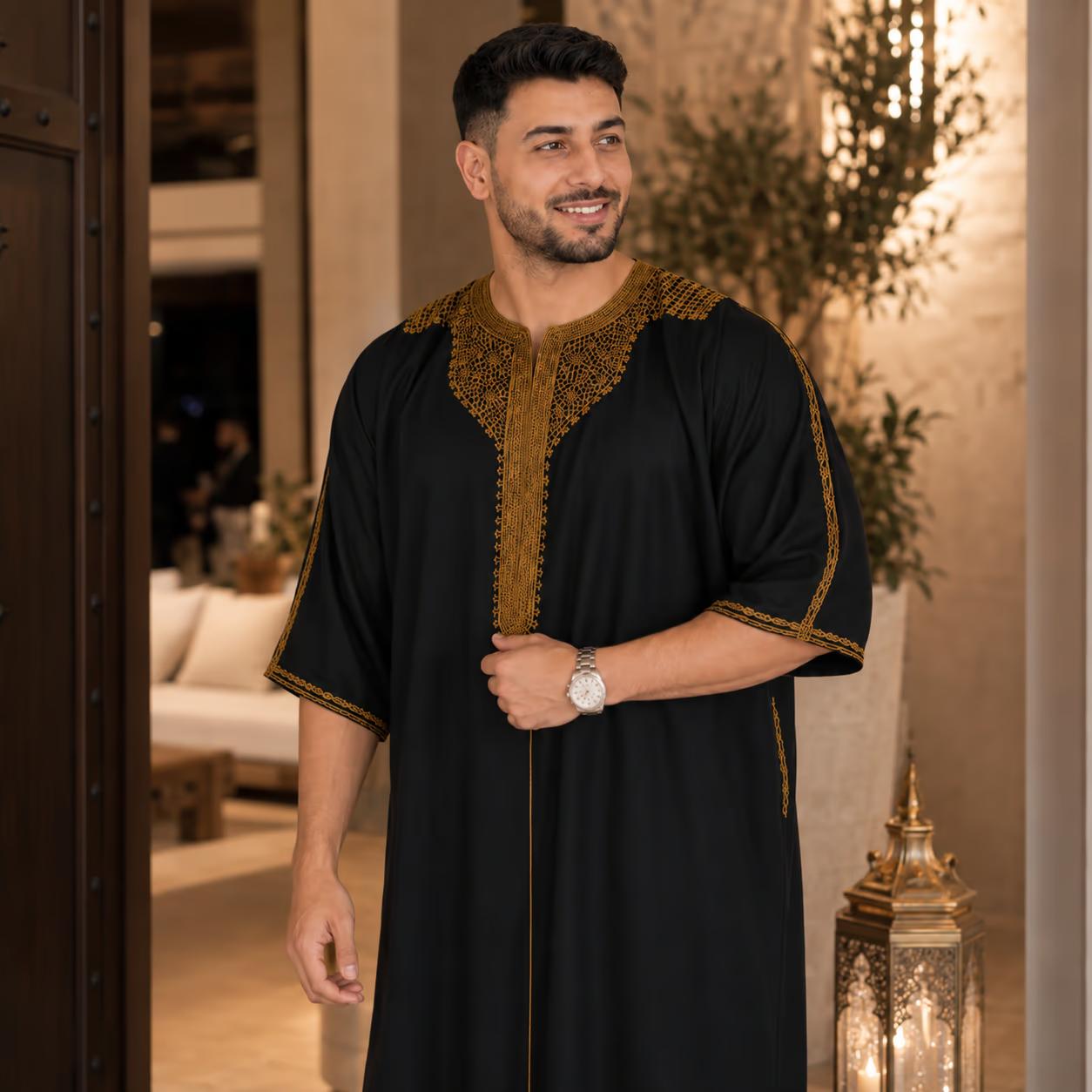 رجل يرتدي قندورة TAWBA السوداء في مناسبة راقية