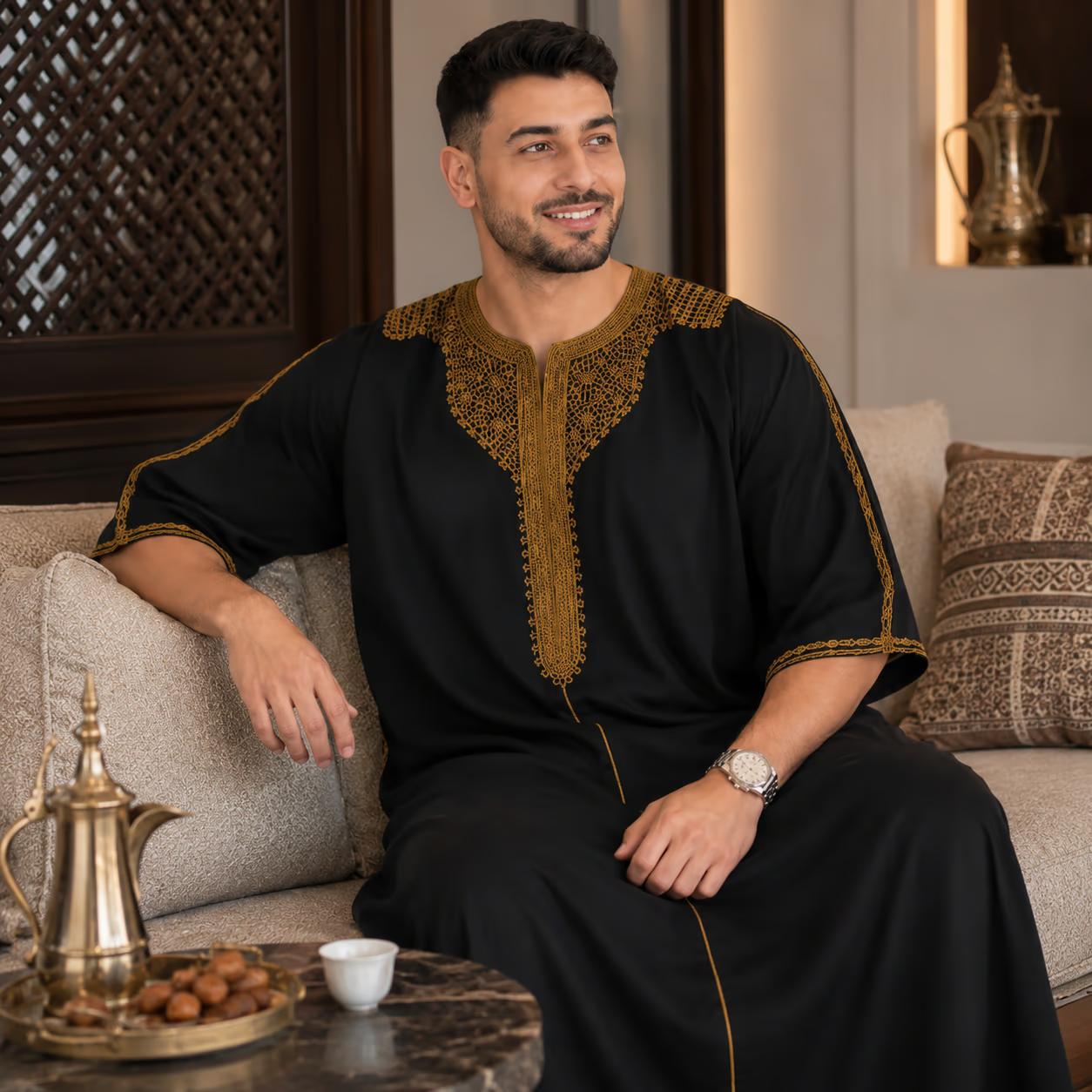 رجل يرتدي قندورة TAWBA داخل مجلس أنيق