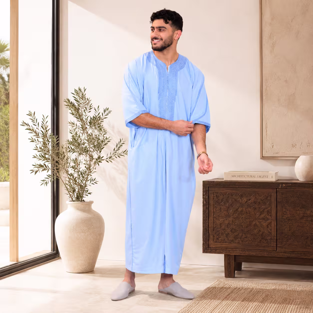 رجل يرتدي قندورة TAWBA الزرقاء السماوية